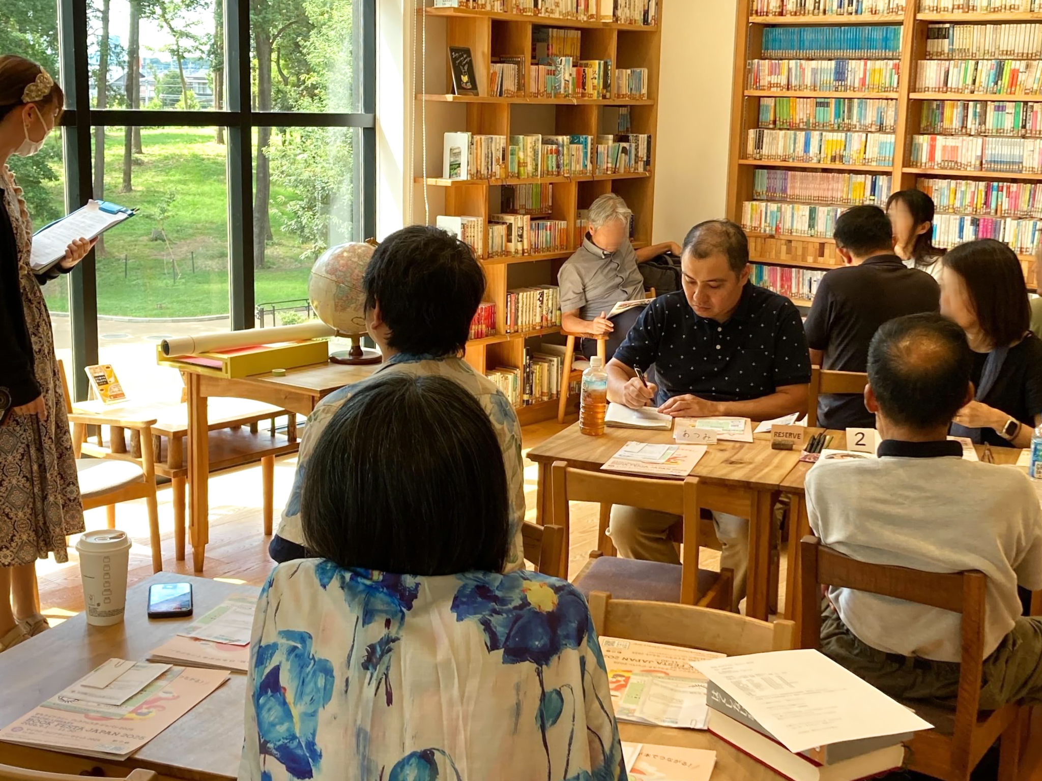 本を囲んで語り合う読書会の様子